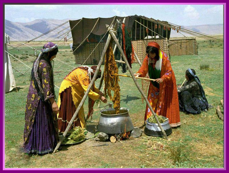 زنان ایل قشقایی در حال کارهای روزانه